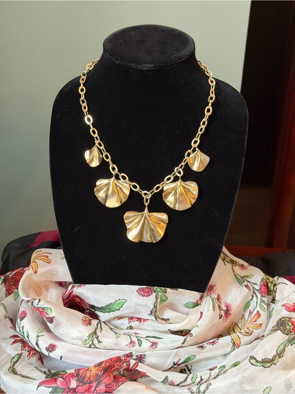 Stella & Dot NWT Gold Tone Sculptural Ginkgo Leaf Statement Necklace Boxed